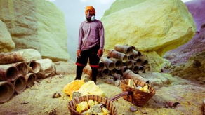 鬼斧神工 伊真火山礦區(qū)的異世奇景與防毒面具下的堅守